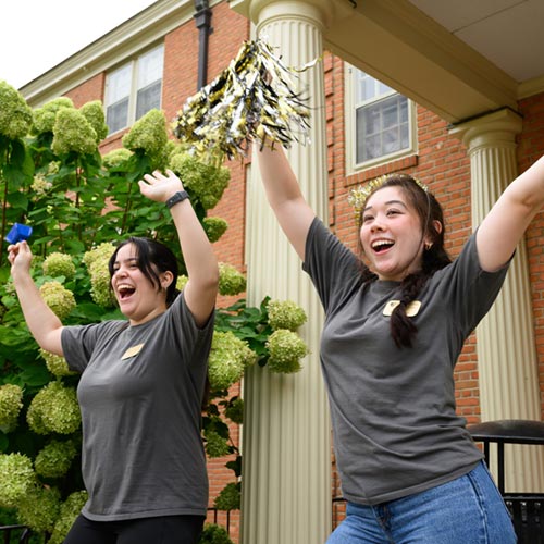 RLH staff welcome new first-year students to Wake Forest on Move-in Day.